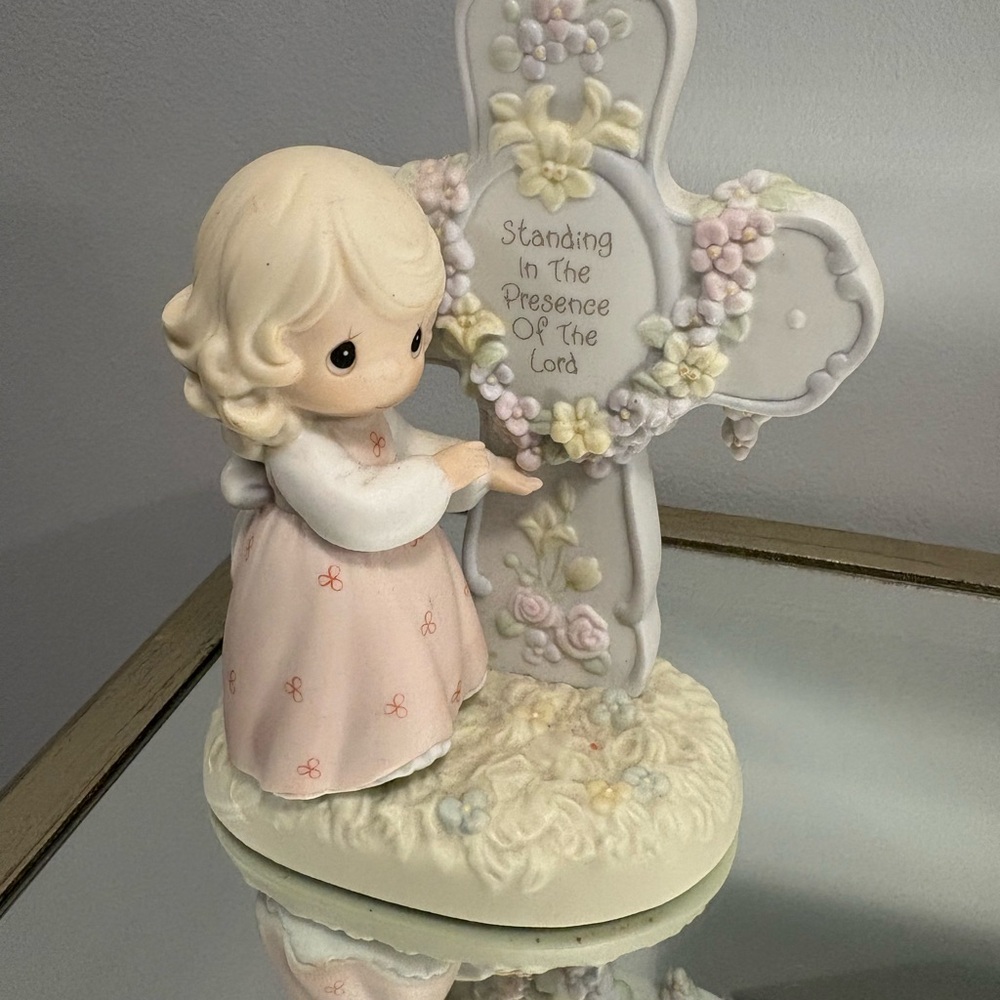 Precious moments cross figurine new in box stamped 1996